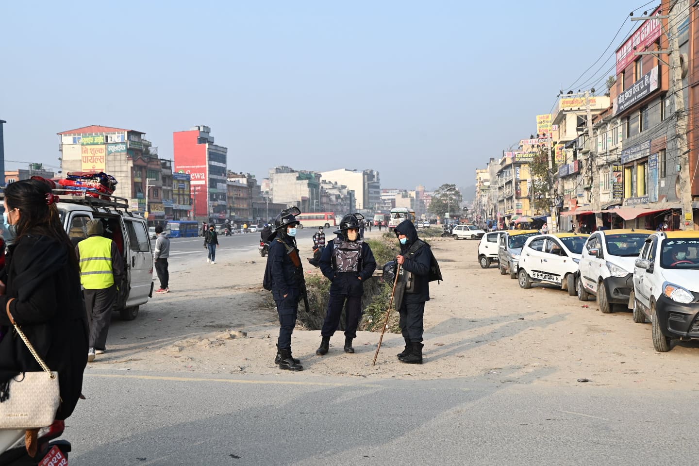 काठमाडाैंमा बन्दकाे प्रभाव न्यून, ट्याक्सी जलाउन खाेज्नेसहित ११ जना पक्राउ